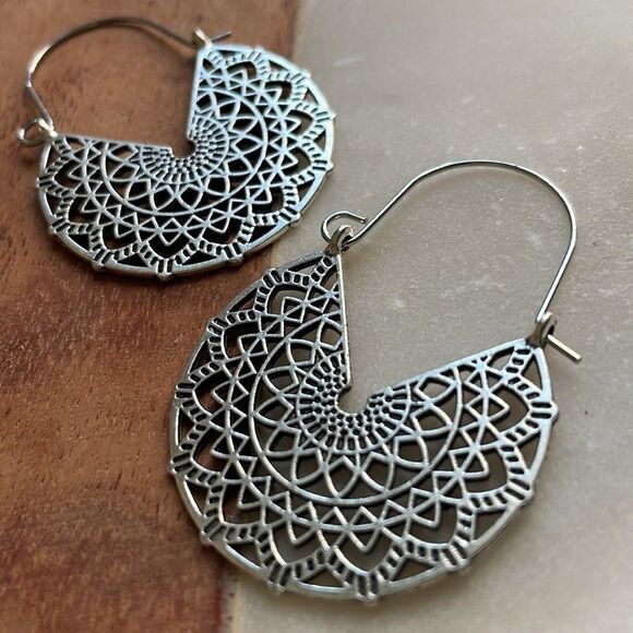 💥Silver Basketweave Hoop Earrings - Picture 4 of 9